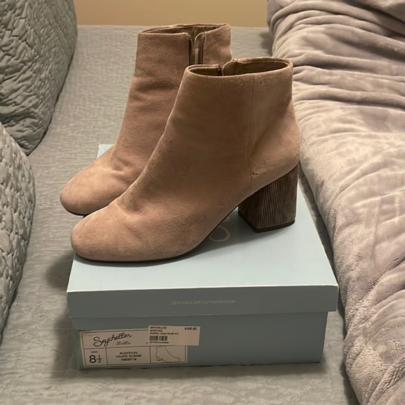 Seychelles audition taupe suede bootie. - Picture 1 of 3